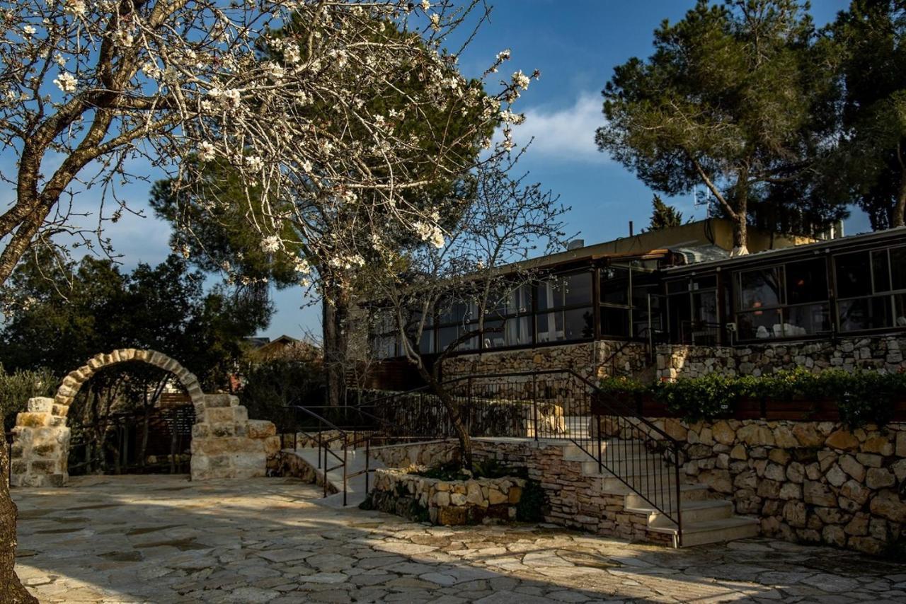 Logos Hotel In Yad HaShmona Eksteriør billede